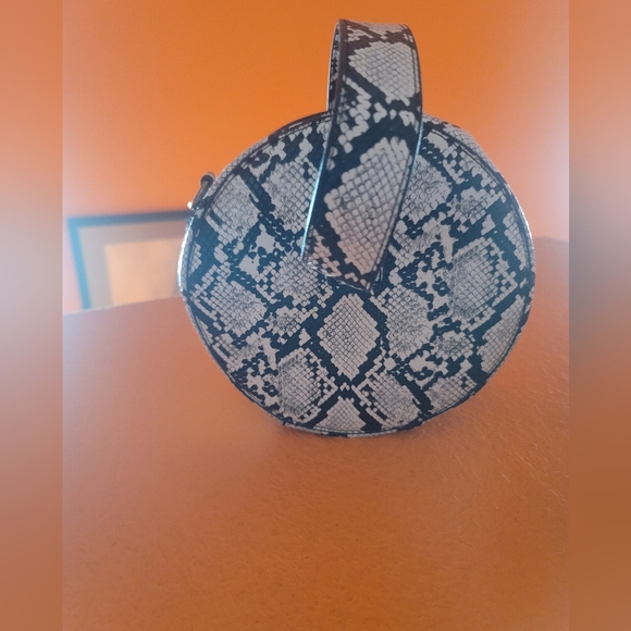 NWOT, Womens Large black and white snake skin with shoulder strap - Picture 2 of 3